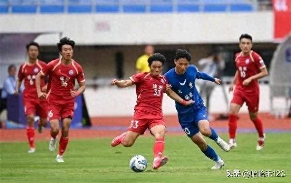 选手实力对拼，激烈足球比赛掀起关注热潮