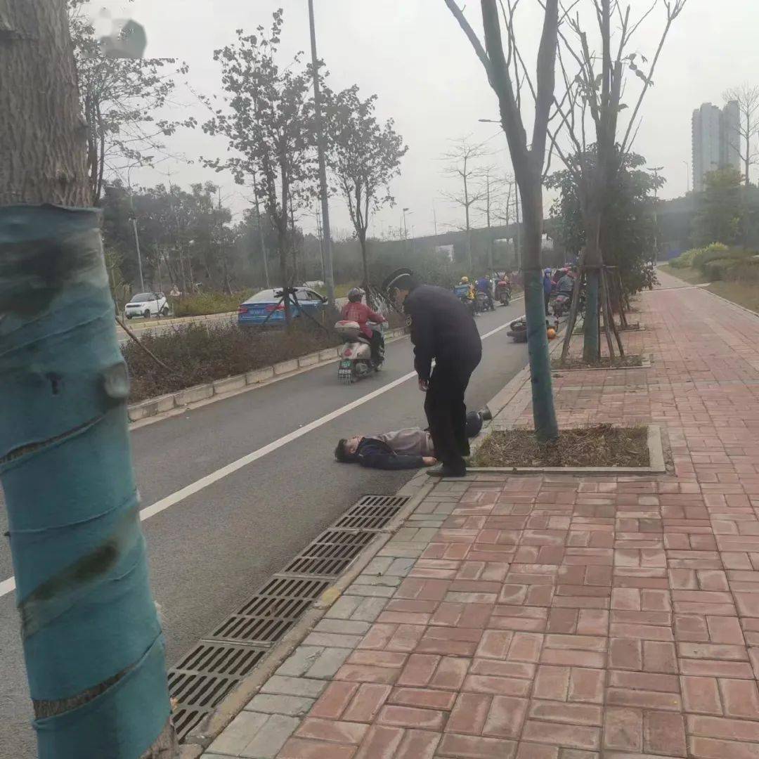 自行车选手摔倒受伤，令人揪心