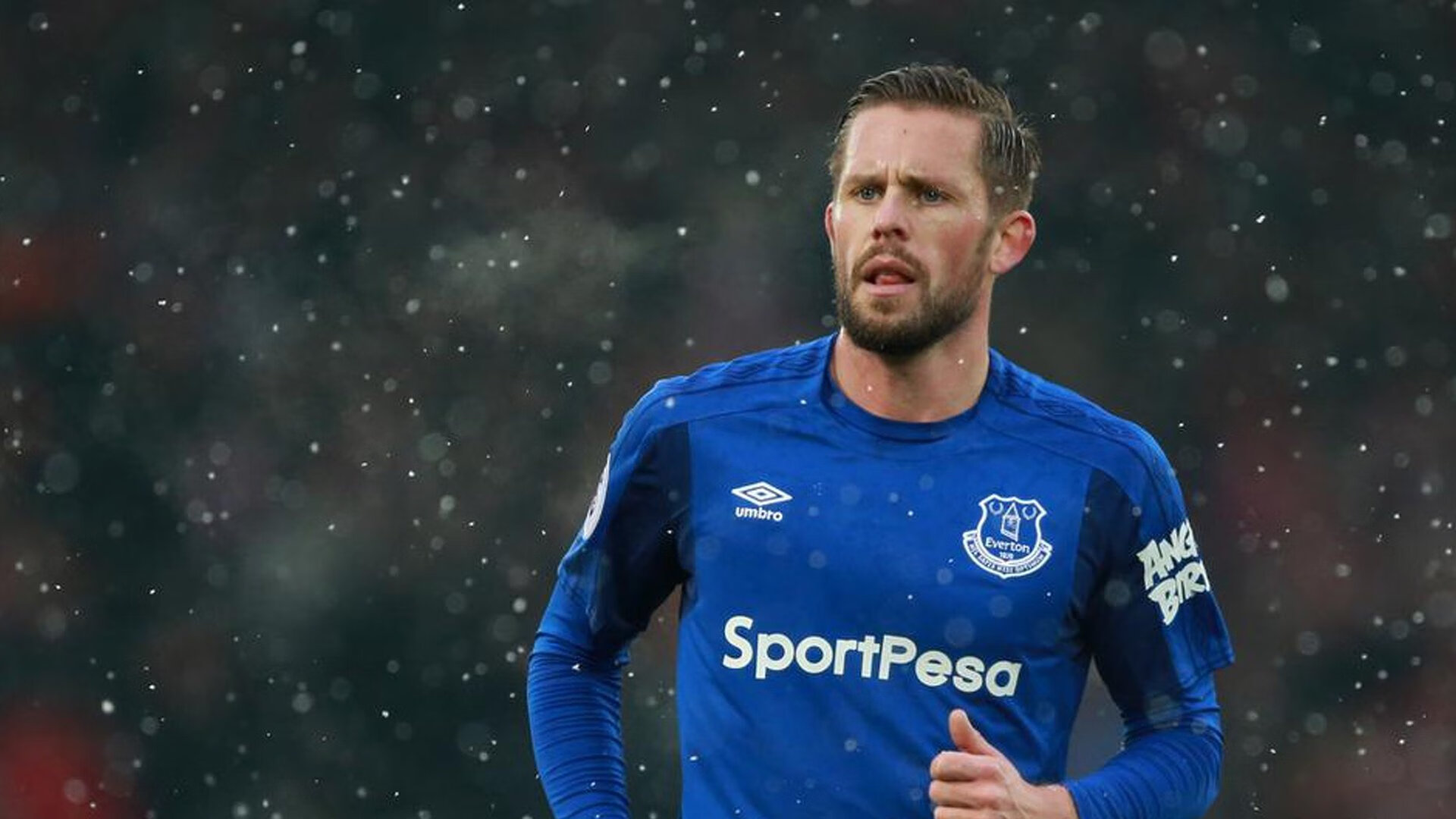 晨昏交替间的悬念交响,当英超争冠战火遇上了尼克斯的终场哨