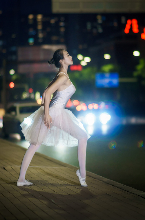 欧冠赛场，挪威无名之辈带走法国豪门，阿圭罗上演王者归来的压制级剧本