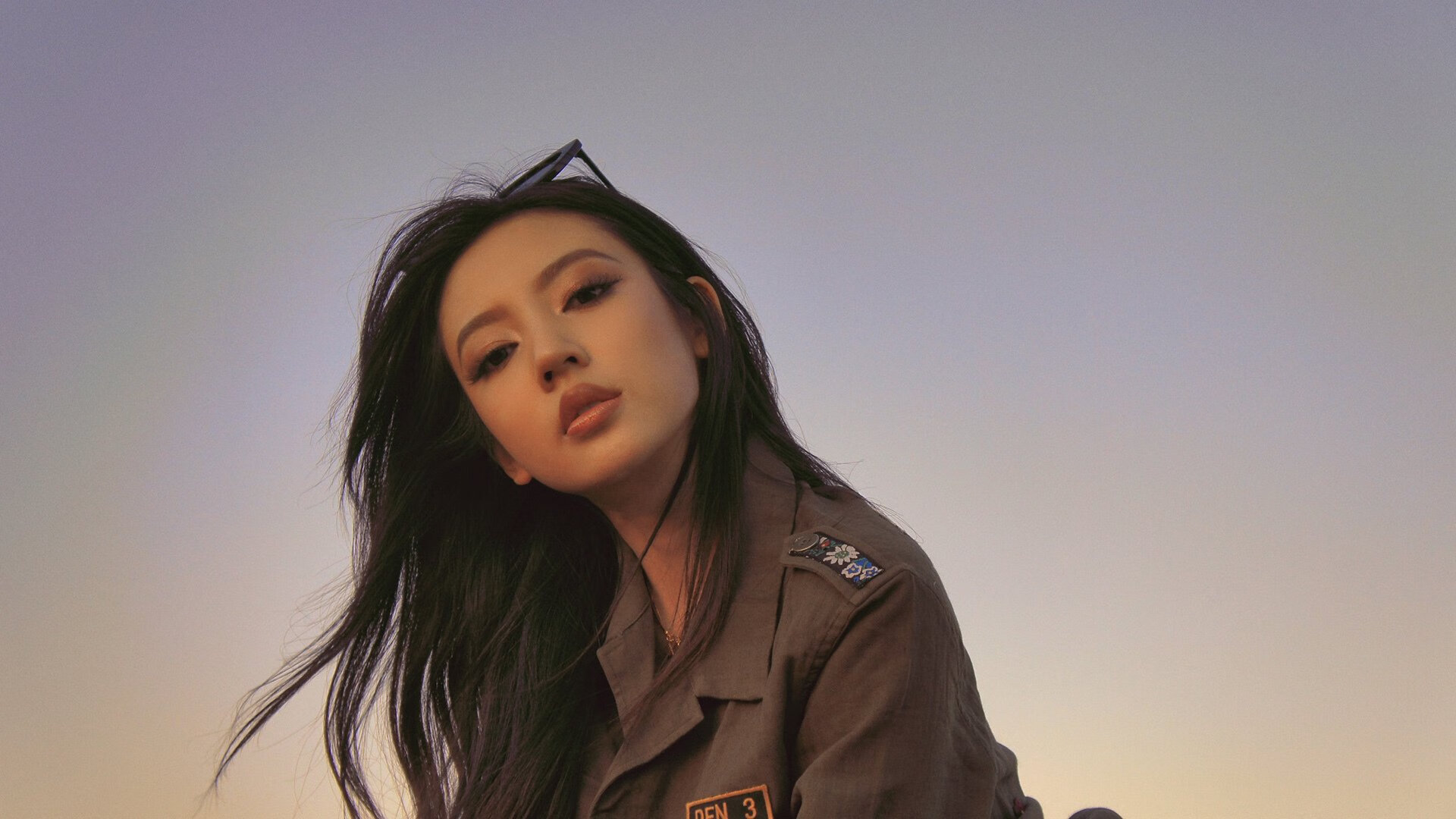 pg电子下载-赛道与球场，在精密计算与原始对抗的夹缝中，人类如何赢得胜利？